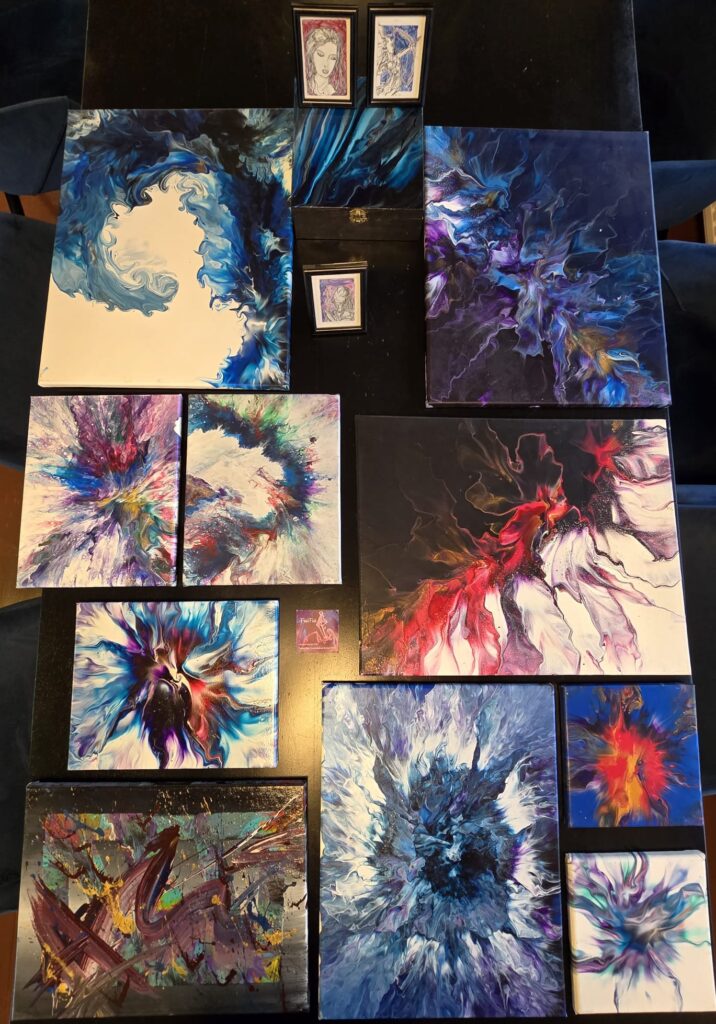 dit is een plaatje van een aantal schilderijen die bij Kom Binnen van Stichting ZAVI hangen